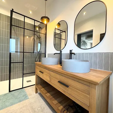 Casa de Férias Superbe Maison Renovee En Plein Coeur De Sainte Marine *
